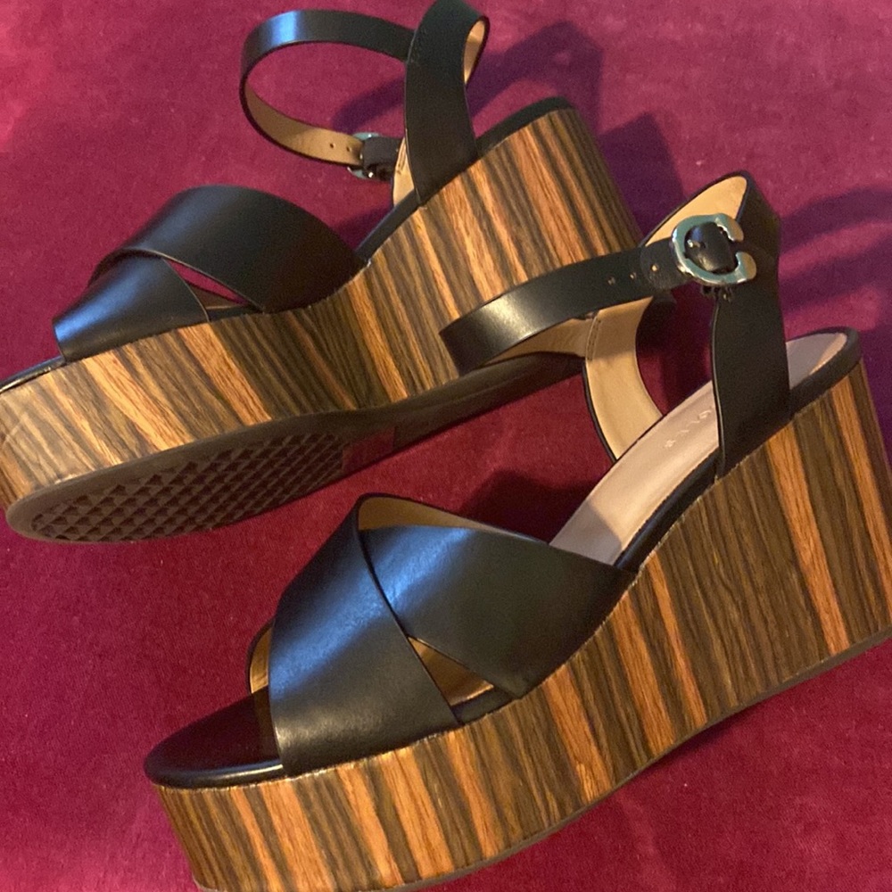 Styling platforms with wood grain wedge.